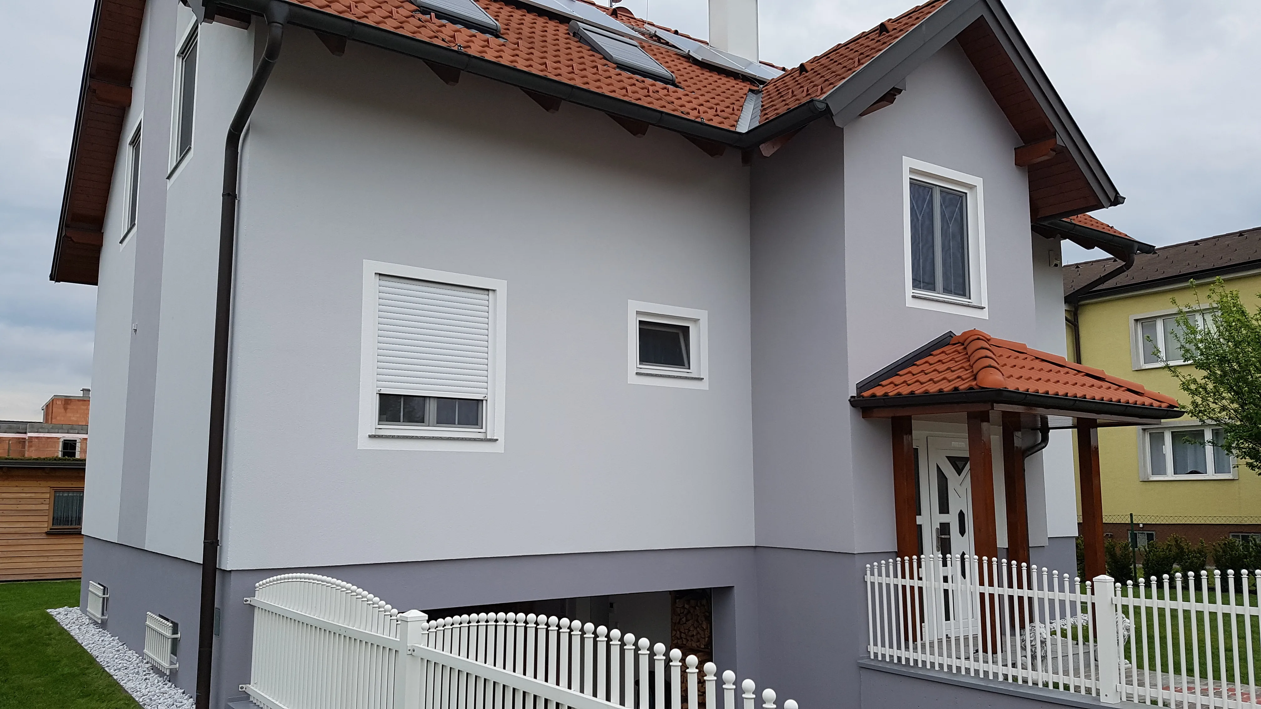 Fassade nach der vollständigen Sanierung und dem neuen Anstrich