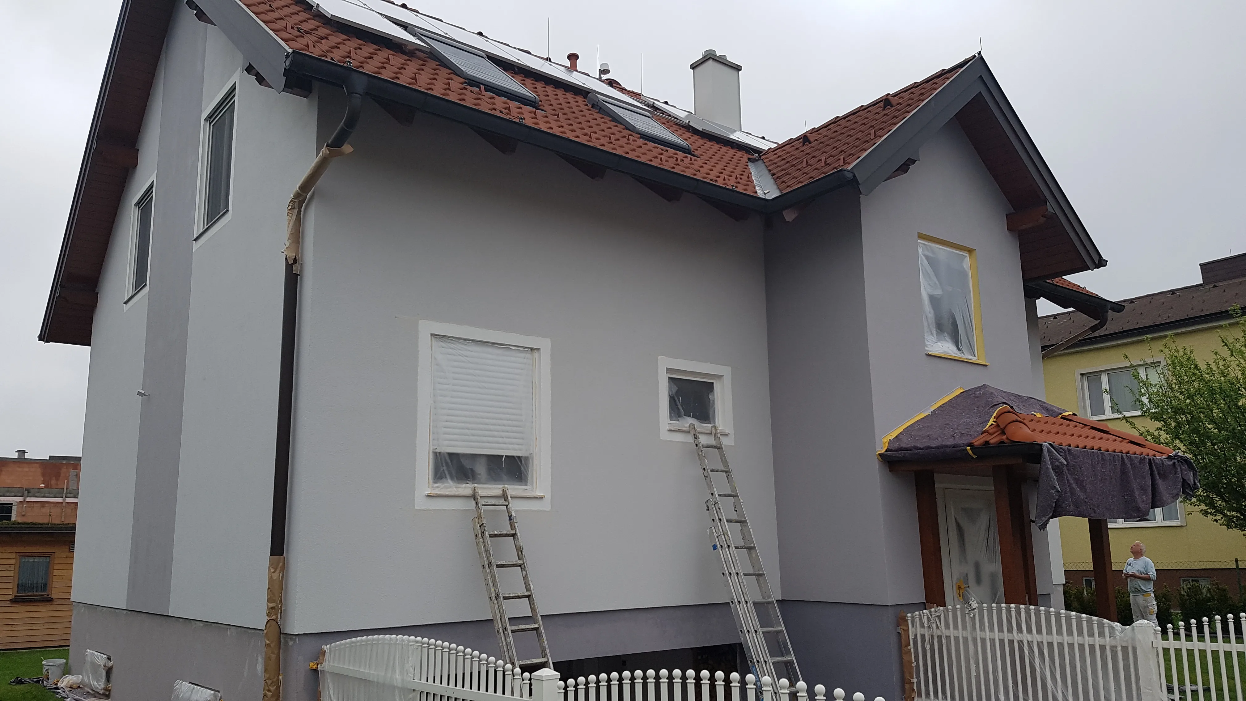 Fassade vor der Sanierung und dem neuen Anstrich