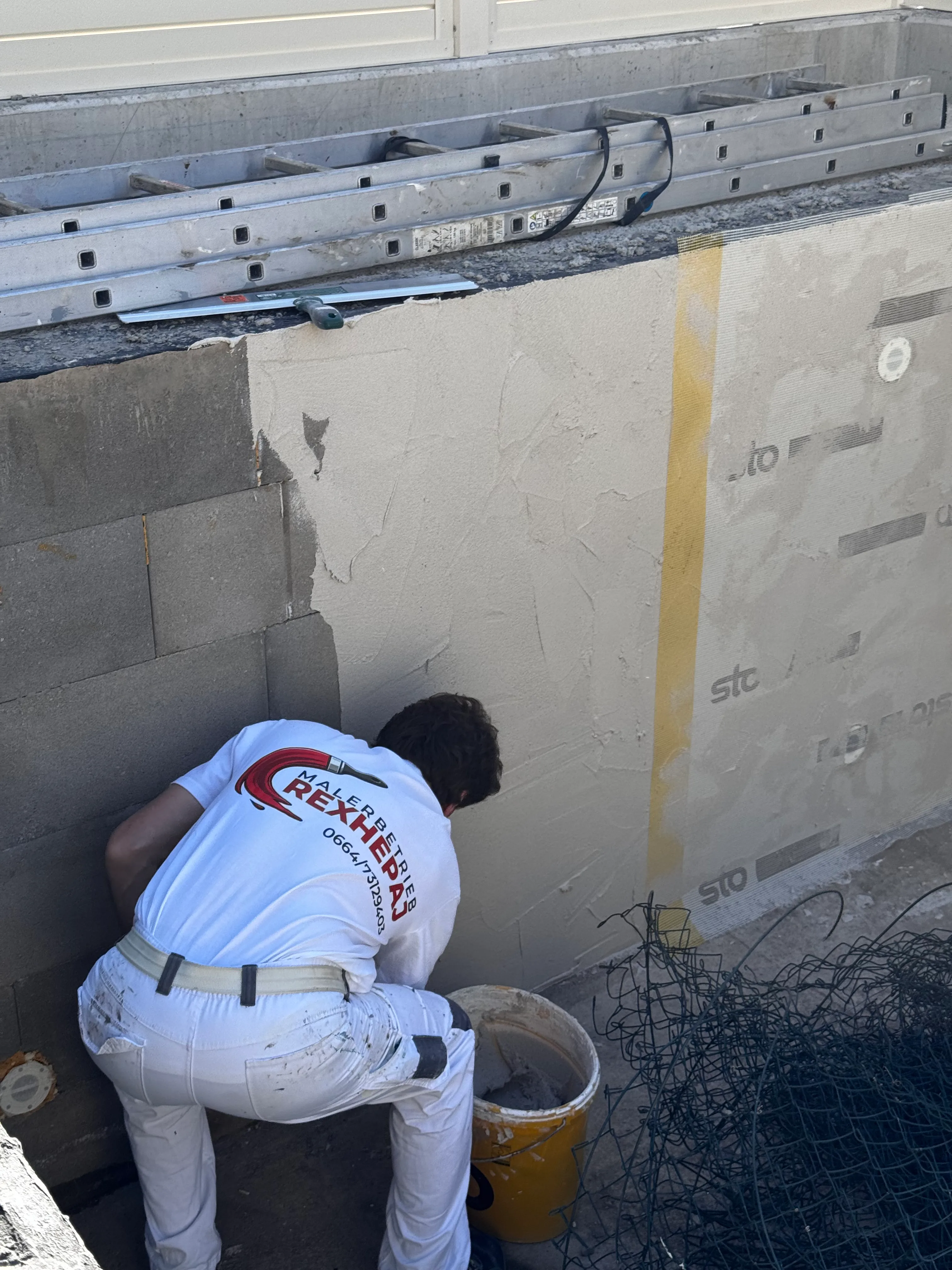 Detail der vorbereitenden Spachtelarbeiten im Pool