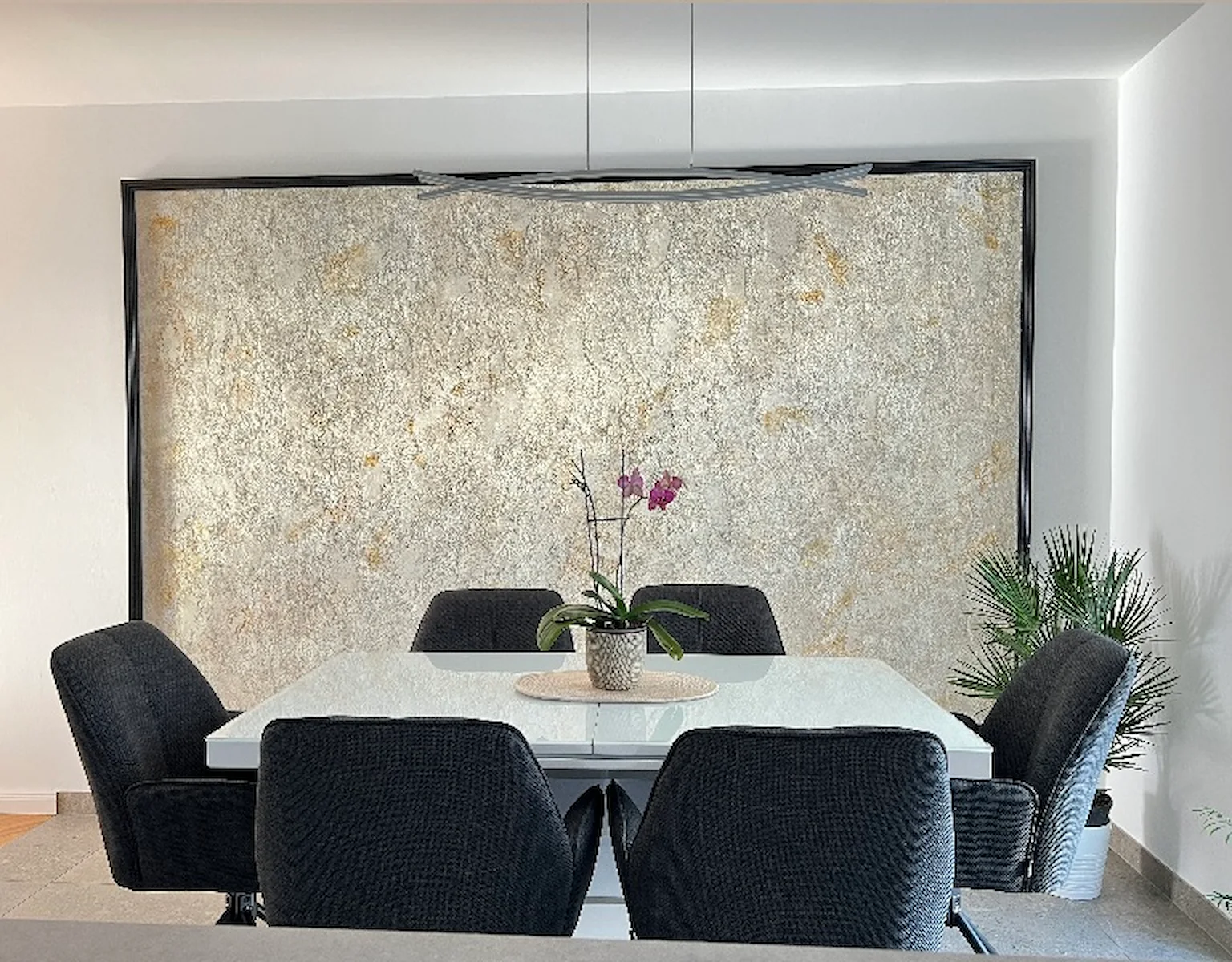 Dekorative Spachteltechnik mit Metallic- und Goldeffekt an einer Esszimmerwand